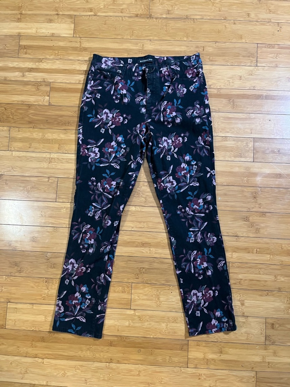 Bandolino Amy Black Floral Skinny Jeans. Size 12. EUC.